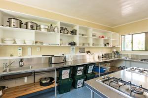 派西亚Bay of Islands Lodge的厨房配有白色的架子和水槽