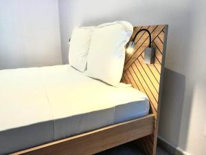Labattoir2 0 HÔTEL Ylang的床上有枕头
