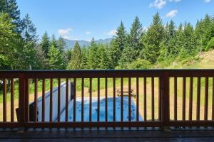 帕克伍德Mountain View Cabin, Hot Tub at White Pass, Mt Rainier National Park的阳台设有围栏,上面有一辆汽车