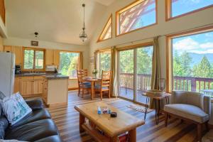 帕克伍德Mountain View Cabin, Hot Tub at White Pass, Mt Rainier National Park的客厅配有沙发和桌子