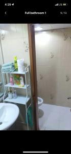 阿布扎比Private Room in shared Apartment的一间带水槽、卫生间和淋浴的浴室