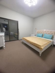 阿布扎比Private Room in shared Apartment的一间卧室配有一张带两个蓝色枕头的床