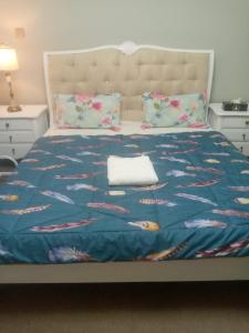 阿布扎比Private Room in shared Apartment的一张床上有蓝色毯子,上面有鱼