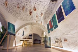 尼卡岛马尔代夫尼卡岛Spa度假酒店的一间天花板上装有贝壳的房间