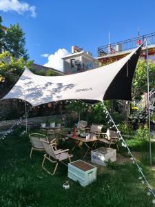 香格里拉香格里拉龙门客栈的庭院里的帐篷,配有椅子和桌子