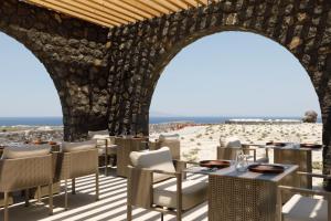 伊亚Elysian Retreat的一间享有海滩美景的餐厅