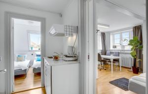 科灵Villa Gertrud的白色的公寓设有一间厨房和一个客厅。