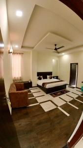 Juhi BariHotel Govindam Elite的一间大卧室,配有一张床和一张沙发