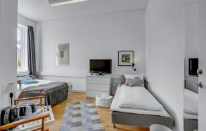 科灵Villa Gertrud的白色客房 - 带两张床和平面电视