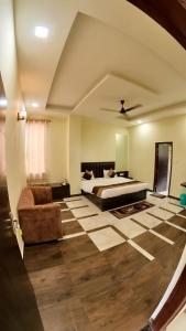 Juhi BariHotel Govindam Elite的一间卧室配有一张床和一张沙发