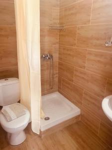 奥马斯帕纳吉亚斯Kallisti的带淋浴、卫生间和盥洗盆的浴室