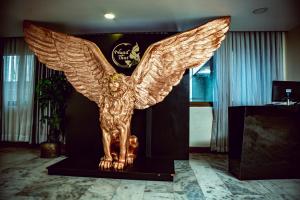 加德满都Vannasut Hotel and Spa的客房内的金色天使雕像