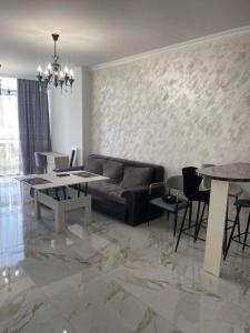 埃里温Apartment in centre of Yerevan的客厅配有沙发和桌椅