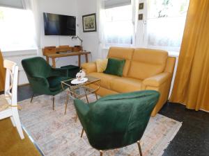 普图伊Vali's Paradise的客厅配有沙发和两把椅子