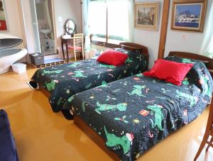 立山町Pension Alba - Vacation STAY 70965v的两张睡床彼此相邻,位于一个房间里