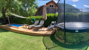蒙圭尔福普拉策霍夫公寓酒店的一个带两把椅子的庭院和一个游泳池