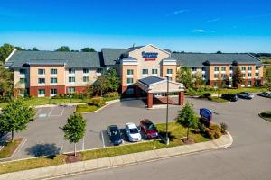 奥利夫布兰奇Fairfield Inn & Suites Memphis Olive Branch的享有酒店空中景色,设有停车场