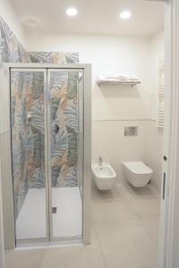 贾迪尼-纳克索斯Kris Luxury Apartments的带淋浴和卫生间的浴室