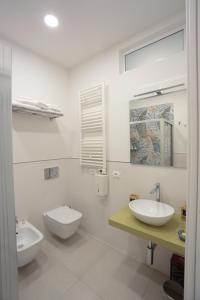 贾迪尼-纳克索斯Kris Luxury Apartments的白色的浴室设有2个盥洗盆和1个卫生间。