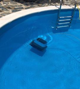 桑丹斯基Sunshine villa Dzhigurovo的游泳池的水中手机
