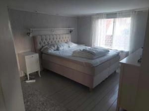 瓦斯泰纳Vadstena semesterlägenhet的一间卧室设有一张大床和窗户