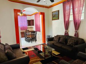 海地角La Difference Guest House的客厅配有沙发和桌子