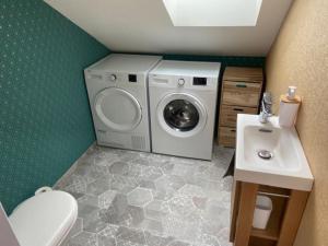 沙托鲁La Maison Passageon, Tout confort的一间带盥洗盆的浴室内的洗衣机