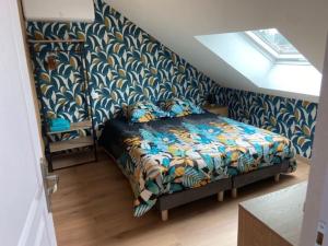 沙托鲁La Maison Passageon, Tout confort的一间卧室配有一张带蓝色图案墙壁的床