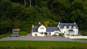 奥本Craigneuk near Oban, stunning home with sea views and EV hookup的车道上一辆白色的汽车