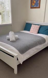 肯图巴Blissful Mountain Stay的卧室内的一张带两个枕头的床