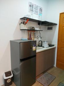 MaribagoFully Furnished Staycation - Neflix, Pool,Can cook near Mactan Airport的厨房配有不锈钢冰箱和台面