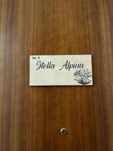 塔尔维西奥Stella Alpina的门上写着反肺的标牌