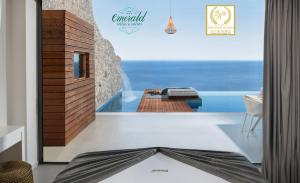 圣尼古拉奥斯Emerald Villas & Suites - The Finest Hotels Of The World的客房设有小型游泳池,享有海景。