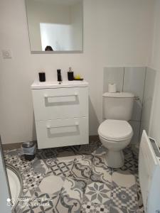 Saint-Front-la-RivièreLe Petit Cosy的浴室配有白色卫生间和盥洗盆。