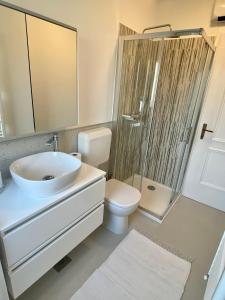 乌马格Apartment Eda - feels like home的一间带水槽、卫生间和淋浴的浴室