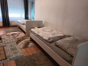克尼特尔费尔德Privat Zimmer KF的配有地毯的客房内的两张双层床