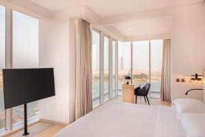 吉达Four Points by Sheraton Jeddah Corniche的一间酒店客房,配有一张床和一台电视