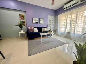 孟买Pali Carters Building 801, 20th Road, Khar West by Connekt Homes的客厅设有紫色墙壁和蓝色沙发