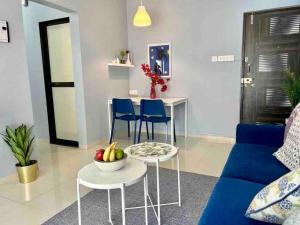 孟买Pali Carters Building 801, 20th Road, Khar West by Connekt Homes的客厅配有蓝色的沙发和带水果的桌子。