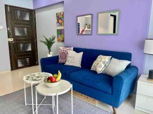 孟买Pali Carters Building 801, 20th Road, Khar West by Connekt Homes的客厅配有一张蓝色的沙发,配有一张桌子