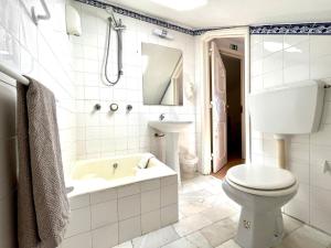 卡斯卡伊斯生态里莫纳德旅馆的白色的浴室设有卫生间和水槽。
