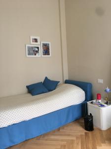 维亚雷焦Endless Summer的卧室配有蓝色和白色的床和一张桌子