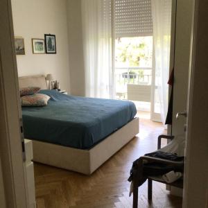 维亚雷焦Endless Summer的一间卧室设有一张床和一个大窗户