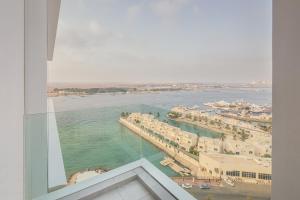 吉达Four Points by Sheraton Jeddah Corniche的从大楼内可以欣赏到海滩和海洋的景致