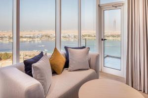 吉达Four Points by Sheraton Jeddah Corniche的带沙发和大窗户的客厅