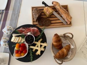 GauriacL'ESCALE DE BEL AIR Chambres d'hôtes的一张桌子,上面放着一盘食物和一盘面包