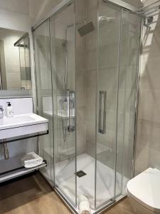 瓦伦西亚Hotel BESTPRICE Valencia的带淋浴和盥洗盆的浴室