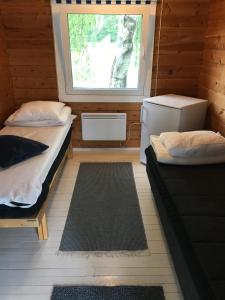 佩洛Arctic Camping Finland的小房间设有两张床和窗户