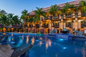 卡马拉海滩Princess Kamala Beachfront Hotel - SHA Extra Plus的酒店大楼前的海豚游泳池