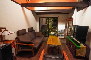 犬山市游月庵的带沙发和平面电视的客厅